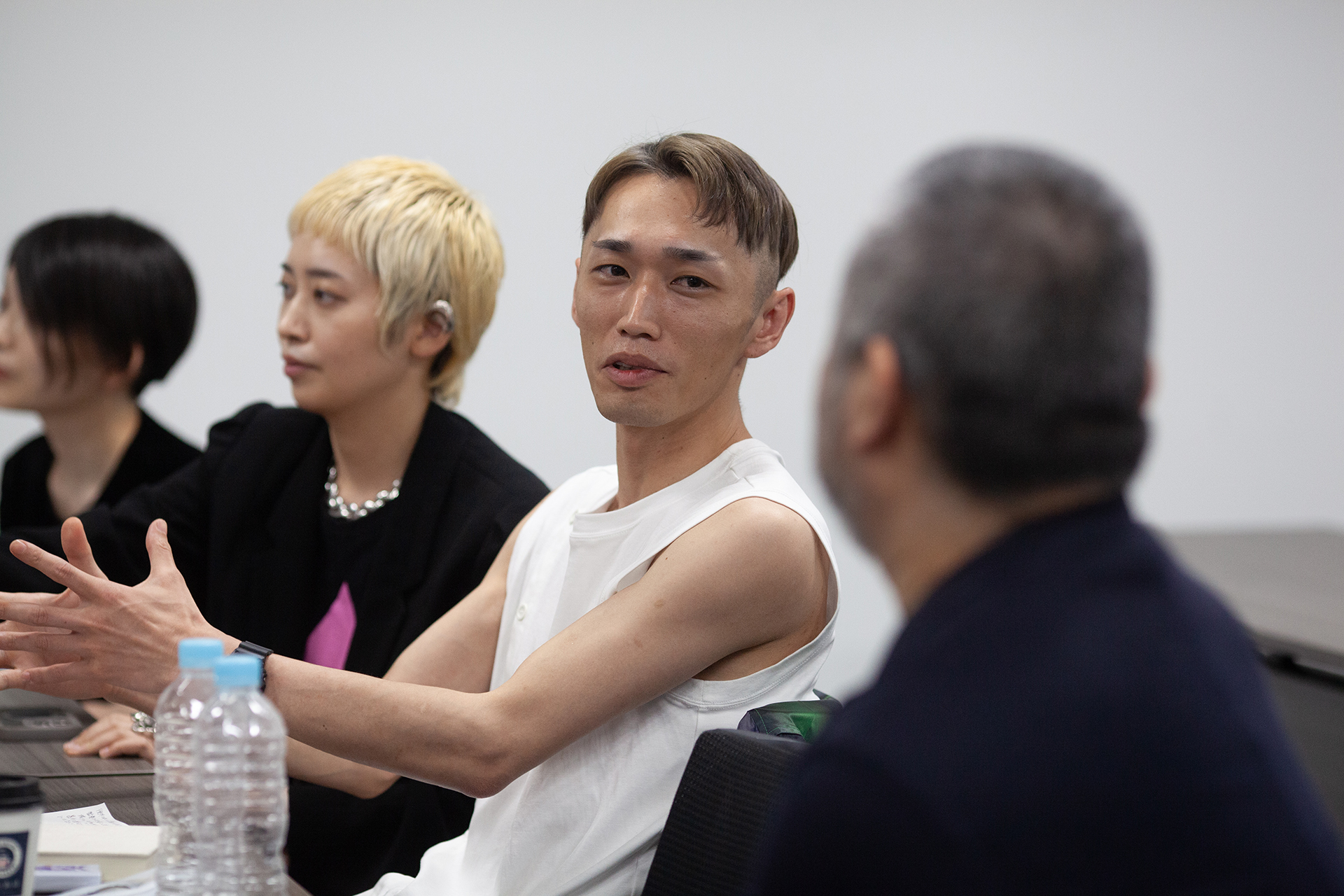 会田さんに質問するMESの新井さん