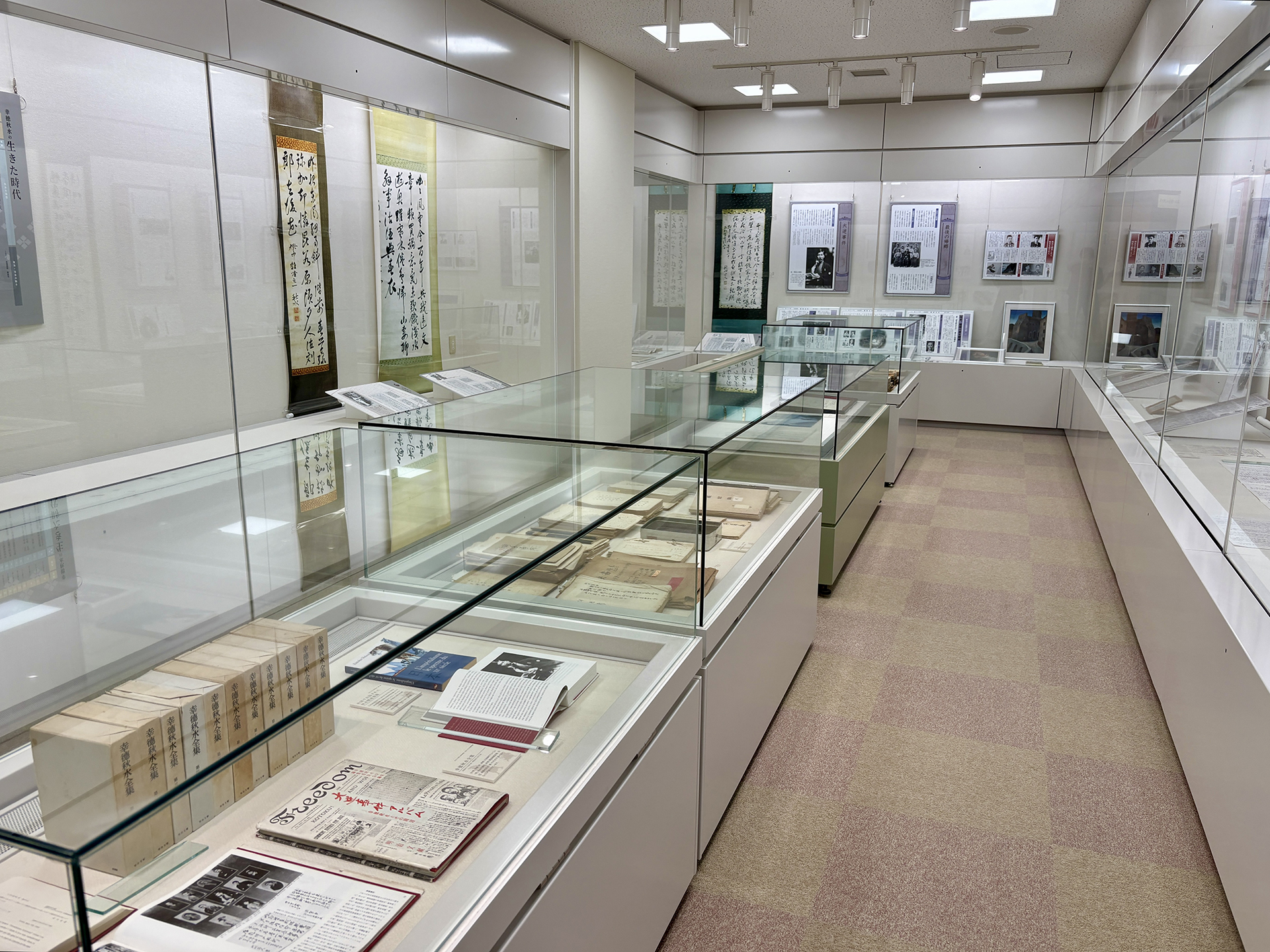 ショーケースの中に多くの書籍や資料が展示されている図書館の一室
