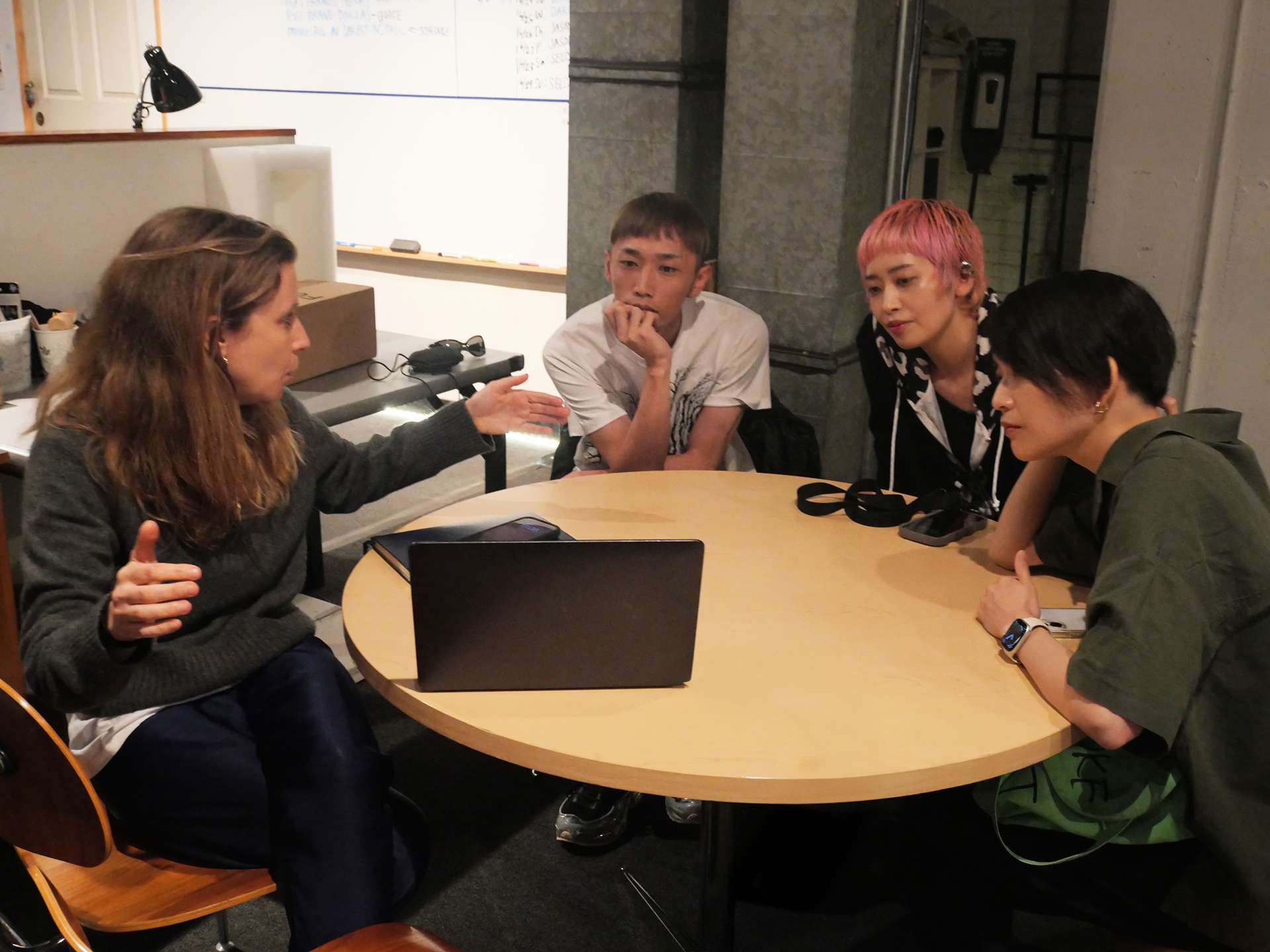 円卓を囲んでアレックス・スローン氏、塚本氏、MESの新井氏と谷川氏が話し合っている